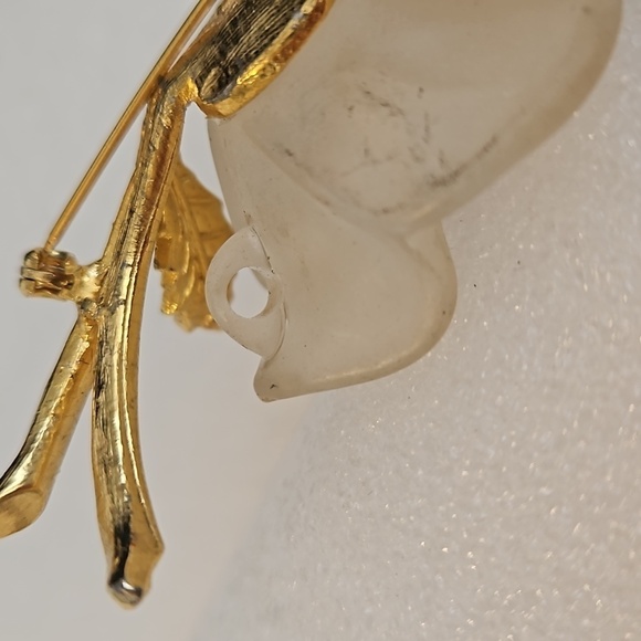 Lucite Flower with Goldtone Leaves & Stems Brooch and/or Pendant - Picture 7 of 7